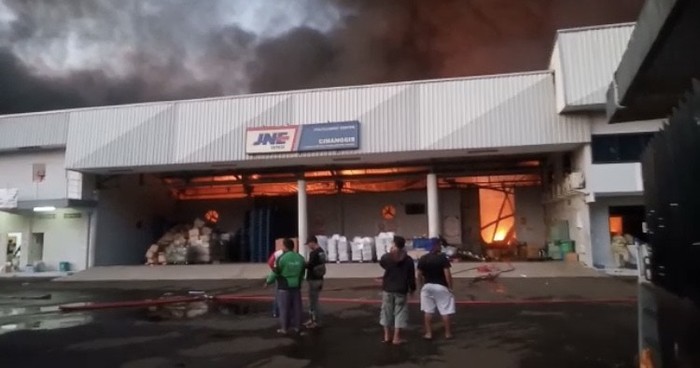 Gudang JNE Cimanggis di Jl Pekapuran, Depok, terbakar, Senin (12/9/2022).