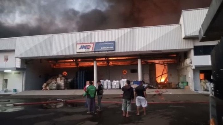 Gudang JNE Cimanggis di Jl Pekapuran, Depok, terbakar Gudang JNE Cimanggis di Jl Pekapuran, Depok, terbakar, Senin (12/9/2022).