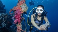 Menurutnya dengan melakukan hobi barunya ini, ia merasa kagum dengan ciptaan Tuhan karena keindahan yang disuguhkan mulai dari jenis ikan hingga batu karang. (Foto: Instagram/ @gisel_la)