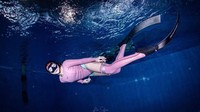 Wanita 31 tahun ini sudah hampir satu tahun menggeluti hobi barunya mulai dari latihan freediving hingga scuba diving. Menurutnya, aktivitas ini menjadi salah satu cara untuk mengontrol pikiran agar tetap tenang. (Foto: Instagram/ @gisel_la)