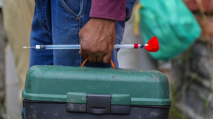 A Kashmir wildlife official holds a tranquilizer dart as they search for a wild bear after a civilian was injured in its attack in Srinagar, Indian controlled Kashmir, Sunday, Sept. 11, 2022. (AP Photo/Mukhtar Khan)