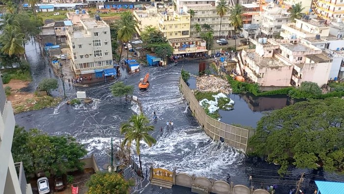 INDIA-WEATHER/ People use Coracle boats to move through a water-logged neighbourhood following torrential rains in Bengaluru, India, September 7, 2022. REUTERS/Samuel Rajkumar