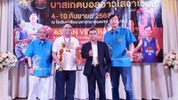 BULS Meteor maju ke final namun kalah tipis dari Klub Bola Basket ZAAP Thailand 55-61. Tampak dalam gambar Abdullah T. Gobel (kedua dari kiri) pemain senior BULS seusai menerima penyerahan piala juara 2 dan 3 kelompok U-50 dari Wakil Walikota Hat Yai (kedua dari kanan) dan Presiden AVBC (paling kiri) di akhir pertandingan, Hat Yai, Thailand (9/9).