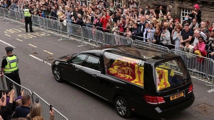 Inggris berduka atas mangkatnya Ratu Elizabeth II: Warga menunggu berjam-jam untuk melihat prosesi mobil jenazah