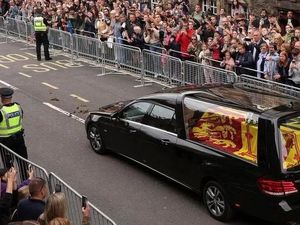 Seorang Pria Ditangkap Saat Prosesi Peti Ratu Elizabeth Dibawa ke Katedral