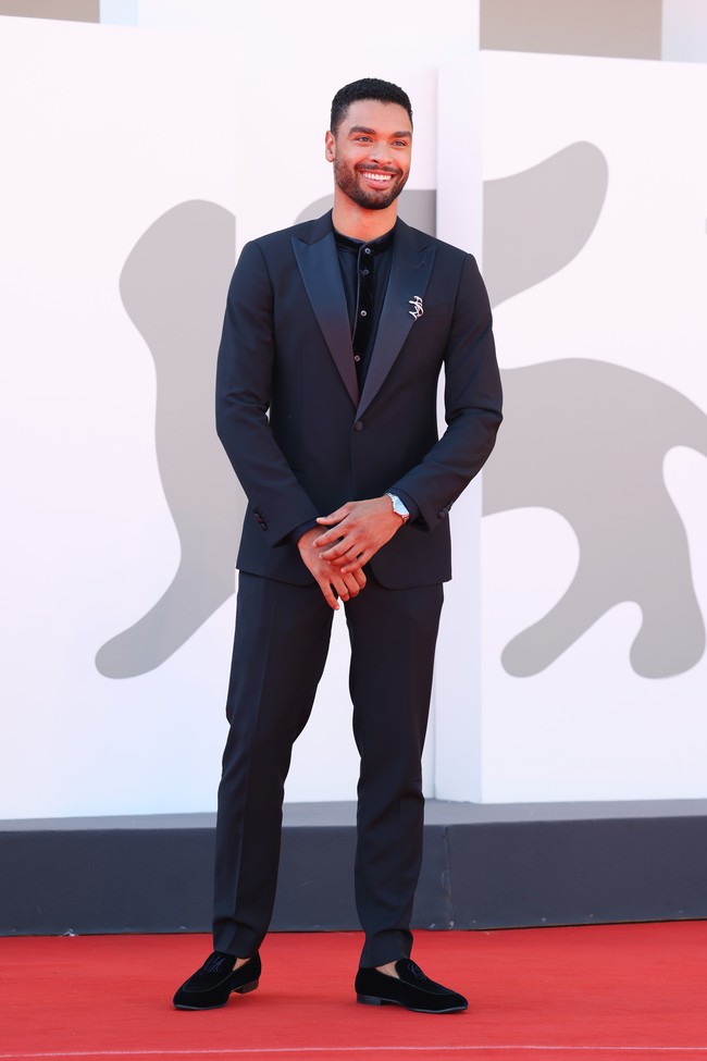 Di tengah dominasi para senior, wajah baru turut dilirik. Termasuk Rége-Jean Page yang terkenal berkat perannya di serial Netflix Bridgerton. Berusia 35 tahun, berparas menawan dan atletis, ia adalah Bond yang tepat untuk generasi TikTok. (Foto: WireImage/Stefania DAlessandro)