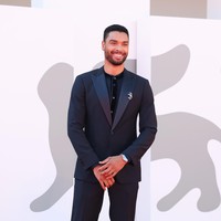 Di tengah dominasi para senior, wajah baru turut dilirik. Termasuk Rége-Jean Page yang terkenal berkat perannya di serial Netflix Bridgerton. Berusia 35 tahun, berparas menawan dan atletis, ia adalah Bond yang tepat untuk generasi TikTok. (Foto: WireImage/Stefania DAlessandro)