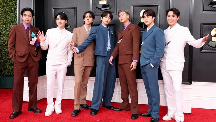 LAS VEGAS, NEVADA - APRIL 03: V, Suga, Jin, Jungkook, RM, Jimin and J-Hope of BTS attends the 64th Annual GRAMMY Awards at MGM Grand Garden Arena on April 03, 2022 in Las Vegas, Nevada. (Photo by Amy Sussman/Getty Images)