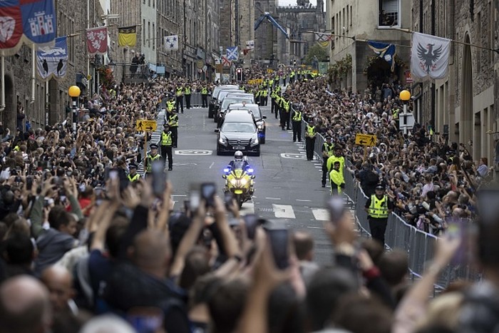 EDINBURGH, SCOTLAND - SEPTEMBER 11: The hearse carrying the coffin of Queen Elizabeth II arrives at Palace of Holyroodhouse, Edinburgh, where she will lie overnight and then be moved to St Giles Catherdral on September 11, 2022 in Edinburgh, United Kingdom. Elizabeth Alexandra Mary Windsor was born in Bruton Street, Mayfair, London on 21 April 1926. She married Prince Philip in 1947 and ascended the throne of the United Kingdom and Commonwealth on 6 February 1952 after the death of her Father, King George VI. Queen Elizabeth II died at Balmoral Castle in Scotland on September 8, 2022, and is succeeded by her eldest son, King Charles III.