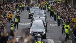 Warga Padati Jalanan yang Dilewati Mobil Jenazah Ratu Elizabeth II