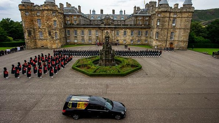 Iringan Jenazah Ratu Elizabeth II Disambut Ribuan Warga Inggris EDINBURGH, SCOTLAND - SEPTEMBER 11: The hearse carrying the coffin of Queen Elizabeth II arrives at Palace of Holyroodhouse, Edinburgh, where she will lie overnight and then be moved to St Giles Catherdral on September 11, 2022 in Edinburgh, United Kingdom. Elizabeth Alexandra Mary Windsor was born in Bruton Street, Mayfair, London on 21 April 1926. She married Prince Philip in 1947 and ascended the throne of the United Kingdom and Commonwealth on 6 February 1952 after the death of her Father, King George VI. Queen Elizabeth II died at Balmoral Castle in Scotland on September 8, 2022, and is succeeded by her eldest son, King Charles III.