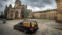 Peti jenazah Ratu Elizabeth II tiba di Istana Holyroodhouse, Edinburgh, Inggris, Minggu (11/9/2022). (Christopher Furlong/Getty Images)  