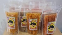 Jajanan lidi-lidian ini dikemas dengan kemasan ziplock yang praktis. Tersedia banyak varian dengan berat 100 gram. Foto: Instagram @mrs.krucil