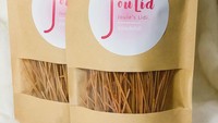 Joule Lidi menawarkan jajanan lidi-lidian dengan varian rasa bumbu balado yang manis dan pedas. Harganya berkisar Rp 15.000-Rp 25.000 tergantung ukuran. Foto: Instagram @joulelidi