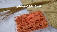 Toko online Mau Camilan menawarkan jajanan lidi-lidian dengan varian rasa barbeque. Pemberian bumbu bubuknya melimpah. Foto: Instagram @maucamilan 