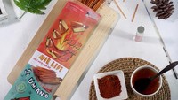 Pasti kamu sudah tak asing lagi dengan Lidi Si Umang. Jajanan jadul ini dikemas lebih modern dengan varian rasa yang lebih kekinian. Foto: Instagram @__lidisiumang__