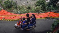 Jalan alternatif penghubung Kota Bogor dan Kabupaten Bogor itu longsor dan menghancurkan separuh jalan yang diakibatkan oleh tingginya curah hujan pada Minggu (11/9/2022).