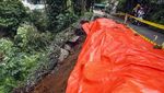 Tenda Terpal Tutupi Lereng yang Longsor di Cilebut Bogor