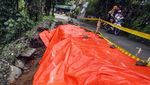 Tenda Terpal Tutupi Lereng yang Longsor di Cilebut Bogor