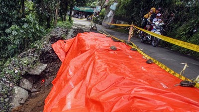 Tenda Terpal Tutupi Lereng yang Longsor di Cilebut Bogor