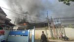 Gudang JNE Terbakar, Eiger Rugi Besar