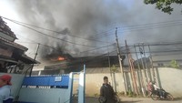 Dampak dari kejadian ini, kata Jason, kurang lebih 200.000 buah produk Eiger habis terbakar. Kejadian ini menyebabkan ribuan pesanan harus dibatalkan. Jason menyebut bahwa pemesan dapat melakukan pengembalian dana karena terbakar. Ia menyebut bahwa komunikasi mengenai keberadaan barang berjalan dengan lancar. (Dwi Andayan/detikcom)