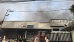 Penampakan Kobaran Api Kebakaran Gudang JNE Cimanggis Depok