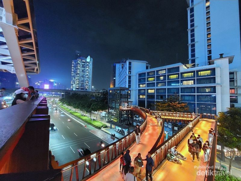 Lampu lampu dari gedung dan kendaraan jd lighting yg bagus saat foto