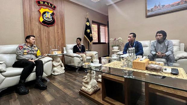 Kapolda Bali Inspektur Jenderal (Irjen) Putu Jayan Danu Putra menerima kunjungan dari detikBali di Ruang Kapolda, Senin (12/9/2022). Dalam kesempatan itu, Kapolda berdiskusi dengan tim redaksi detikBali terkait pengamanan jelang KTT G20.