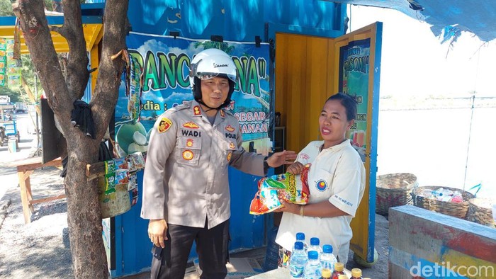 Kapolres Kota Probolinggo, AKBP Wadi Sabani memberikan paket bantuan sembako kepada PKL