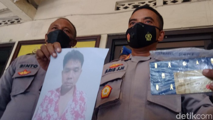 Kapolsek Ceper AKP Aris Joko Narimo menunjukkan barang bukti, Senin (12/9/2022)