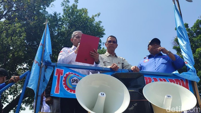 Kasetpres Heru Budi Hartono menemui massa buruh yang demo di sekitar Patung Kuda, Jakpus. Momen itu dimanfaatkan massa dengan menyampaikan sejumlah tuntutannya. (Rizky AM/detikcom)