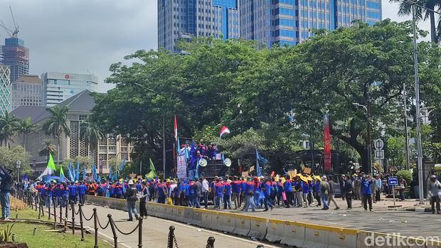 Kasetpres Heru Budi Hartono menemui massa buruh yang demo di sekitar Patung Kuda, Jakpus. Momen itu dimanfaatkan massa dengan menyampaikan sejumlah tuntutannya. (Rizky AM/detikcom)