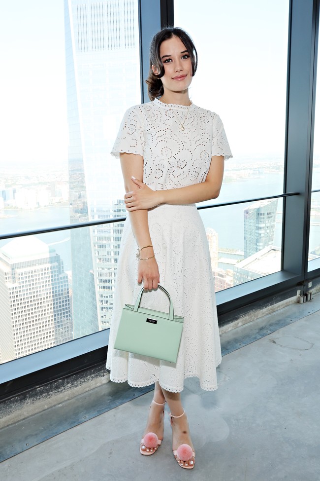 Putri John Travolta, Ella Bleu Travolta, pun tak melewatkan acara ini. Dress putih ditemani tas klasik Kate Spade, dan sendal beraksen bulu yang feminin menjadi andalannya. (Foto: Getty Images/Cindy Ord)