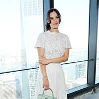 Putri John Travolta, Ella Bleu Travolta, pun tak melewatkan acara ini. Dress putih ditemani tas klasik Kate Spade, dan sendal beraksen bulu yang feminin menjadi andalannya. (Foto: Getty Images/Cindy Ord)