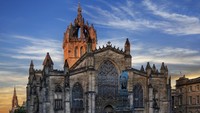 Gereja ini disebut-sebut sebagai gereja yang memegang peranan penting dalam sejarah keagamaan di Skotlandia. Berdasarkan data yang dihimpun dari berbagai sumber, Katedral St Giles didirikan pada tahun 1124 oleh Raja David I.
