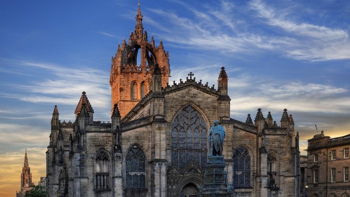 Sebelum dipulangkan ke London, peti jenazah Ratu Elizabeth II diistirahatkan di Katedral St Giles Edinburgh. Gereja ini amat spesial sebagai gereja paling bersejarah di Skotlandia.