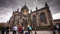 Melihat bangunan klasik dan gereja tua, traveler akan banyak menemuinya di Edinburgh. Ibu kota Skotlandia ini berada pada urutan ke sembilan dalam daftar ini. Banyak spot untuk jalan kaki di sini, salah satunya adalah Royal Mile yang merupakan jalan utama di Edinburgh. Tempat ini membentang dari Edinburgh Castle ke Holyrood Palace. Di sini traveler dapat menemui bangunan bersejarah, termasuk Edinburgh Castle, St. Giles Cathedral, Palace of Holyroodhouse, dan Parliament Square. (Getty Images)