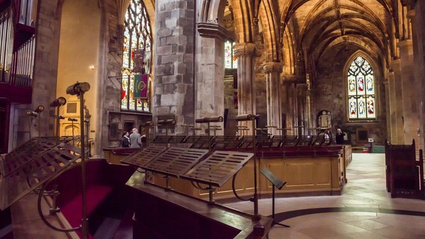Berbeda dengan gereja-gereja lain di Edinburgh, St Giles lebih bersolek dengan banyaknya ornamen. Di dalam gereja terdapat empat pilar utama. Keempat pilar ini merupakan satu-satunya bangunan asli yang berasal dari awal pembangunannya di abad 12.