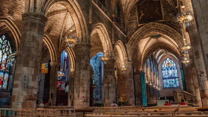 Sebelum dipulangkan ke London, peti jenazah Ratu Elizabeth II diistirahatkan di Katedral St Giles Edinburgh. Gereja ini amat spesial sebagai gereja paling bersejarah di Skotlandia.