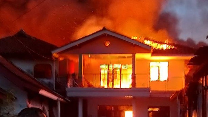 Kebakaran gudang JNE Cimanggis merembet ke 3 rumah warga Kebakaran gudang JNE Cimanggis merembet ke 3 rumah warga