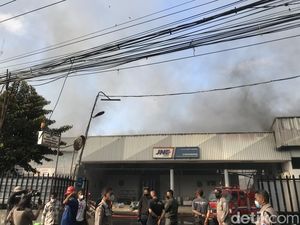 Kebakaran Gudang JNE di Depok: Kronologi dan Dugaan Penyebab