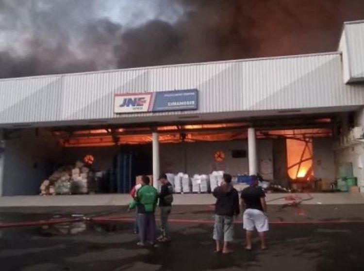 Gudang JNE Terbakar, Eiger Rugi Besar