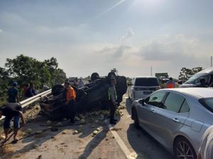 Hiace Tabrak Pikap hingga Terbalik di Tol Jombang, Satu Orang Tewas