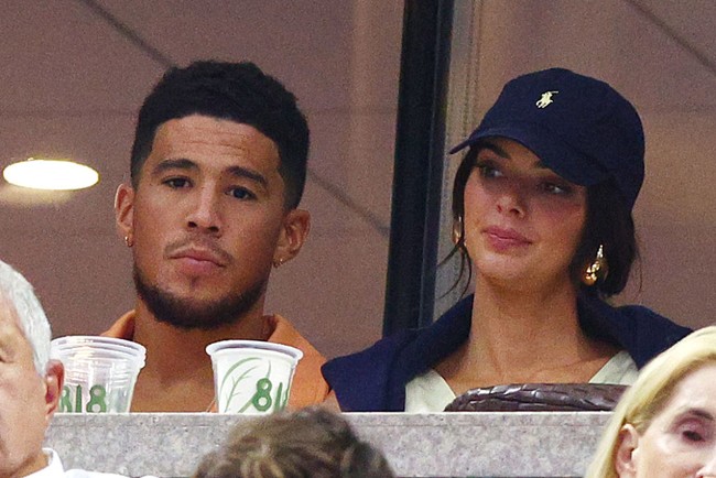 Jarang menampilkan kemesraan dan mengekspos hubungan cinta, Kendall Jenner dan Devin Booker pertamakali terlihat mesra di publik saat menghadiri pernikahan ourtney Kardashian dan Travis Barker di Italia pada Mei 2022. Foto: Gotham/GC Images