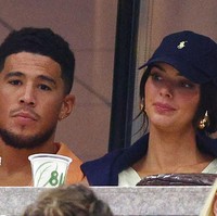 Jarang menampilkan kemesraan dan mengekspos hubungan cinta, Kendall Jenner dan Devin Booker pertamakali terlihat mesra di publik saat menghadiri pernikahan ourtney Kardashian dan Travis Barker di Italia pada Mei 2022. Foto: Gotham/GC Images