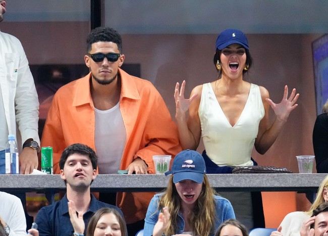Kendall Jenner dan pebasket Devin Booker menghabiskan waktu bersama nonton final US Open 2022 pria di USTA Billie Jean King National Tennis Center, New York, Minggu (11/9/2022). Foto: Gotham/GC Images