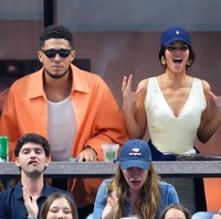 Kendall Jenner dan pebasket Devin Booker menghabiskan waktu bersama nonton final US Open 2022 pria di USTA Billie Jean King National Tennis Center, New York, Minggu (11/9/2022). Foto: Gotham/GC Images
