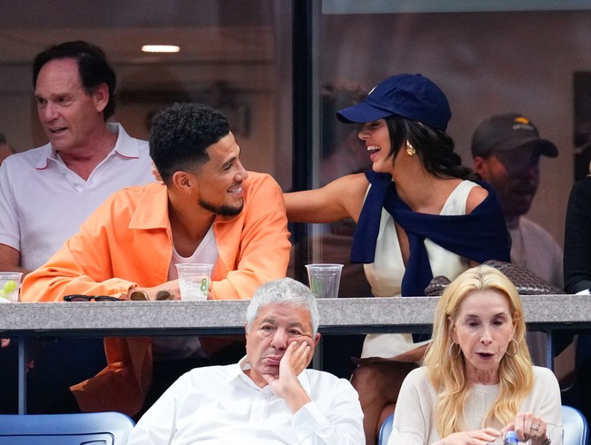 Devin Booker sendiri tampil dengan busana casual saat menonton final US Open 2022 bersama Kendall Jenner. Pemain Phoenix Suns itu mengenakan kaus putih yang dipadukan dengan jaket oranye lengan panjang. Foto: Gotham/GC Images