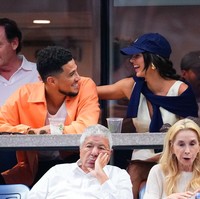 Devin Booker sendiri tampil dengan busana casual saat menonton final US Open 2022 bersama Kendall Jenner. Pemain Phoenix Suns itu mengenakan kaus putih yang dipadukan dengan jaket oranye lengan panjang. Foto: Gotham/GC Images